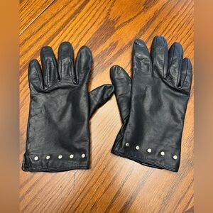 Short wrist length leather gloves.